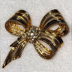 Vintage Crystal Centered Gold Tone Bow Brooch / Pin